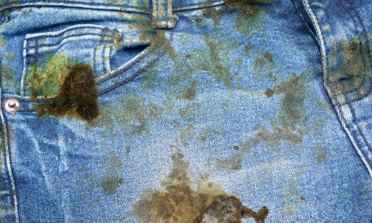 How to Remove Old Oil Stains From Clothes