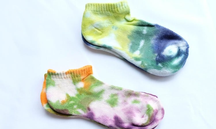 How to Tie Dye Socks With Food Coloring