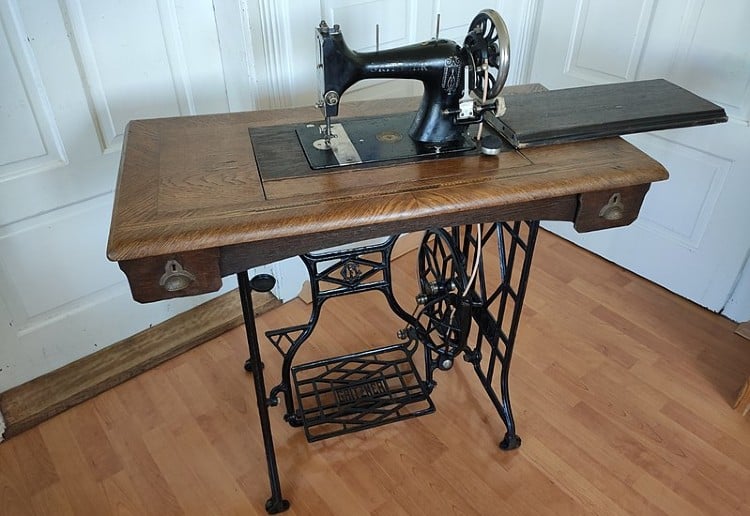 Value of old singer sewing machine in wood cabinet